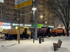 В Басманном районе продолжается уборка снега